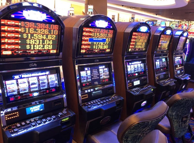 Burm777 ဂိမ်းလော်ဘီ Slots နှင့် Live Casino ဂိမ်းများ ပြသနေသည့် မြင်ကွင်း